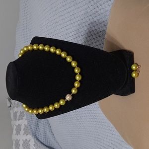 Unique light chartreuse pearl necklace.